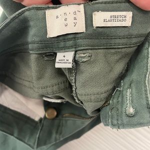 Stretchy straight leg